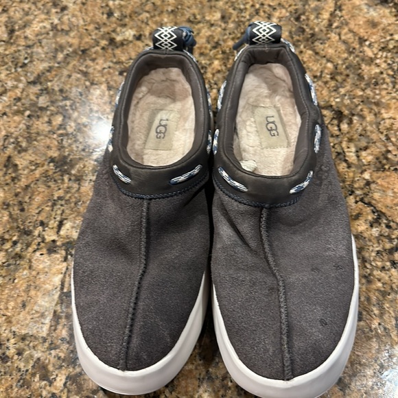 💕Women’s Ugg Slip on Sneakers Size 9 Excellent condition💕 - Picture 2 of 6